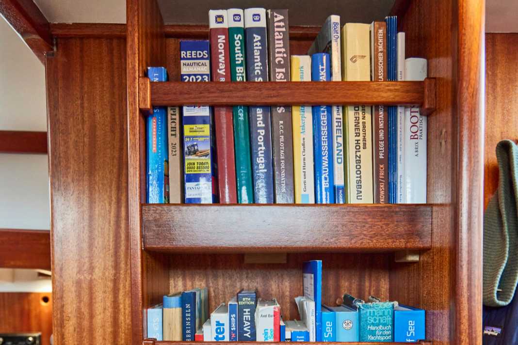 Der Verzehr von Lesestoff gehört im Segelsommer zu den schönsten Nebenbeschäftigungen an Bord.