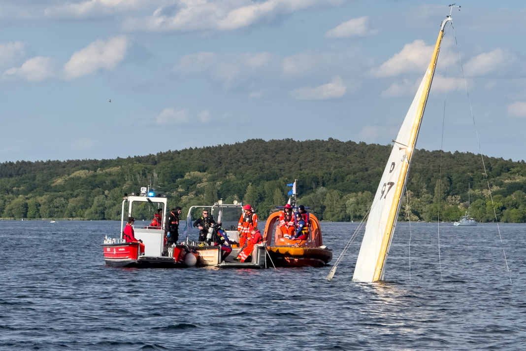 After the accident, only the upper half of the rig is still sticking out of the water.