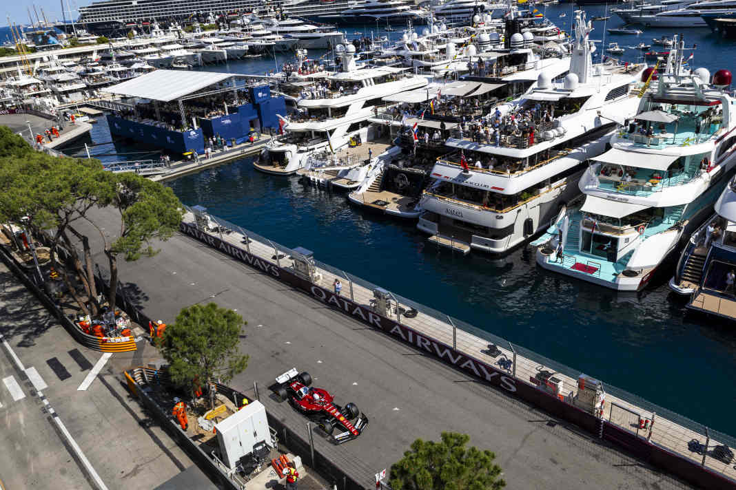 Der Geräuschpegel während der Rennen ist enorm. Aus Sicherheitsgründen liegen die Superyachten während des Grand Prix von Monaco nicht direkt an der Kaimauer wie sonst.