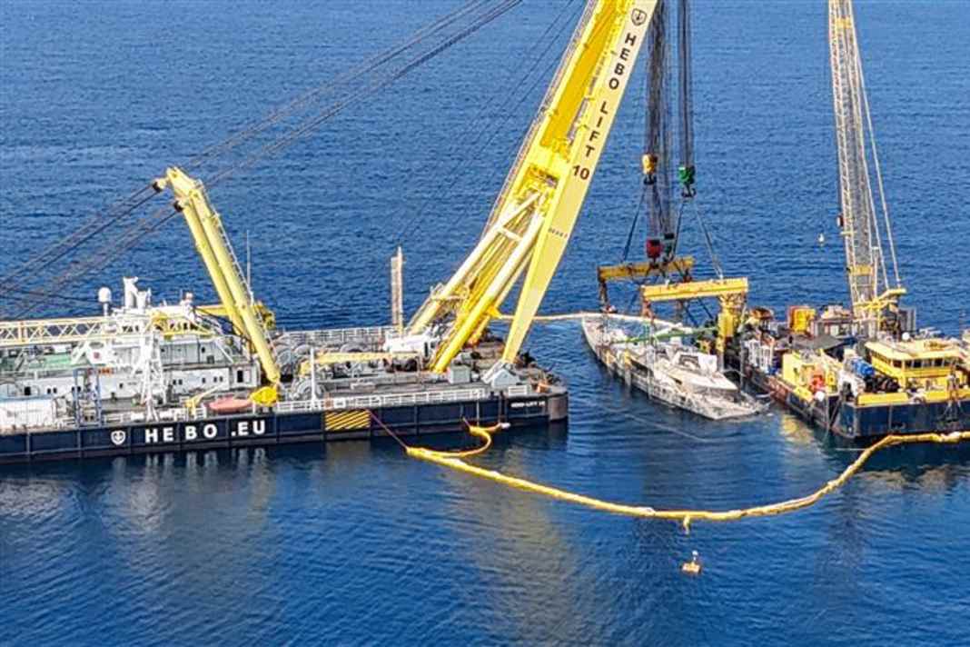 The crane vessel “Hebo Lift 10” slowly and steadily raised the “Bayesian” from a depth of 50 metres. | DANILO ARNONE