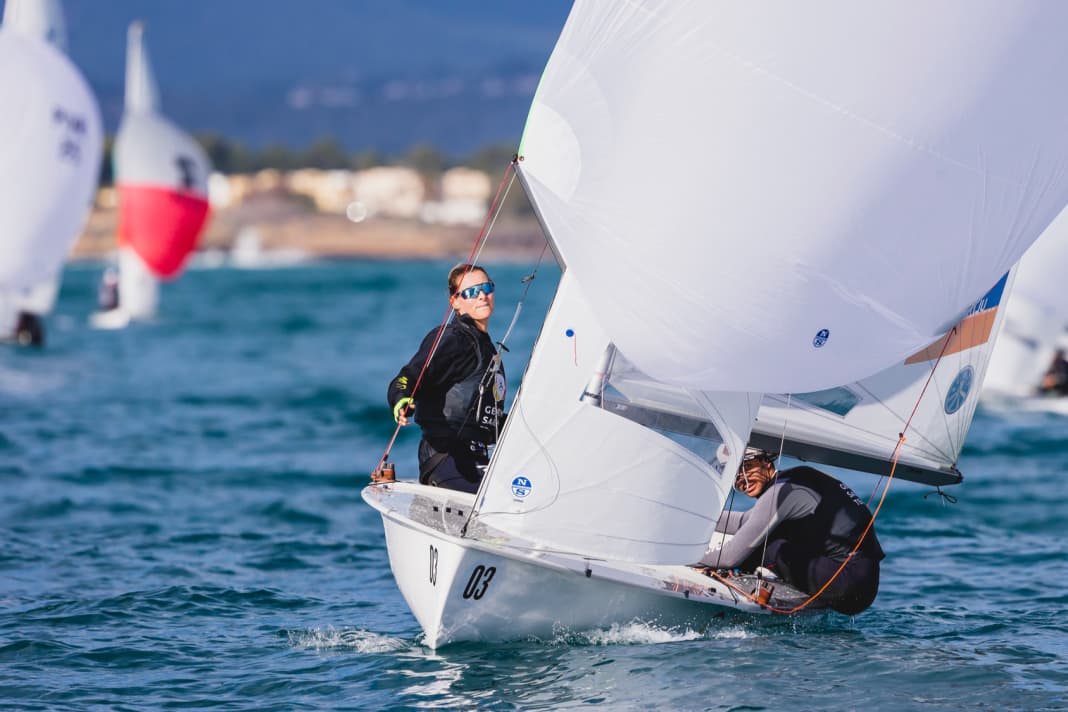 Simon Diesch und Anna Markfort eröffneten die 470er-Mixed-WM vor S' Arenal als beste Crew der gesamten Flotte