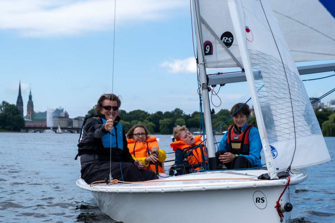 Plaisir de la voile inclusif sur l'Alster extérieur de Hambourg.