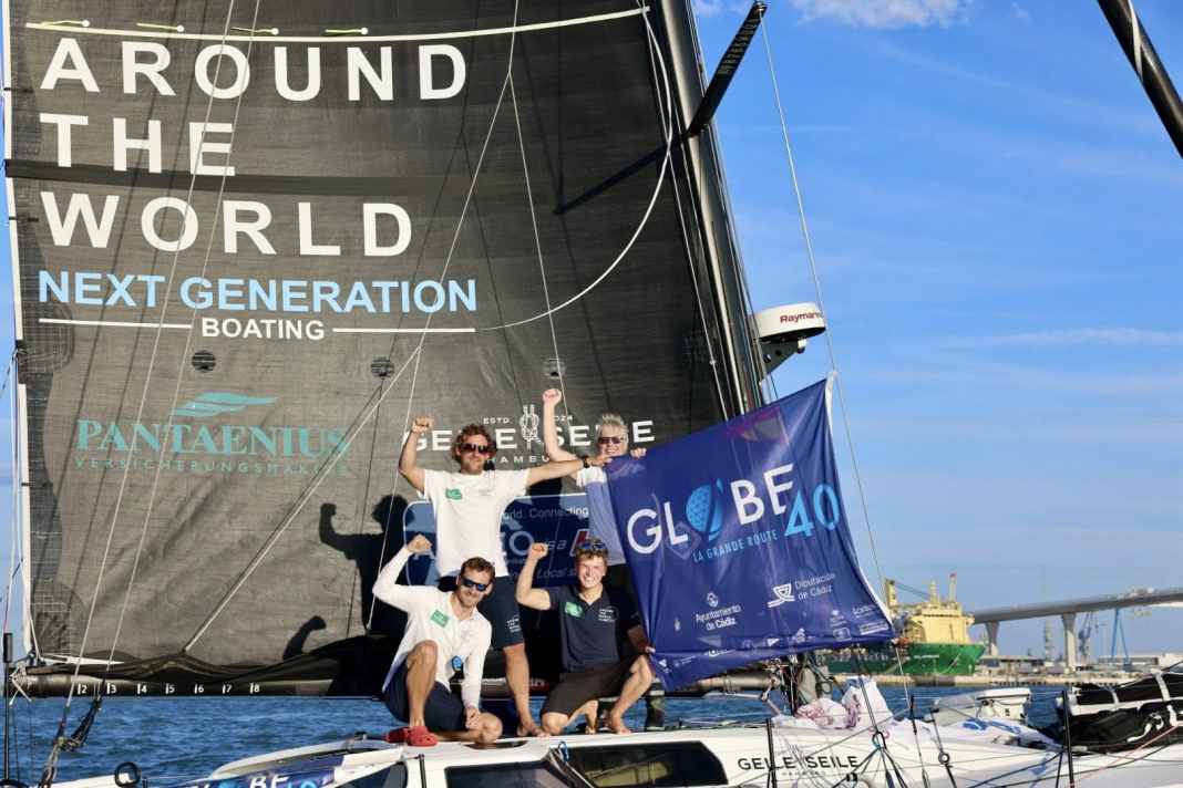 Die glückliche deutsche Globe40-Prolog-Crew feiert ihren zweiten Platz in Cádiz.