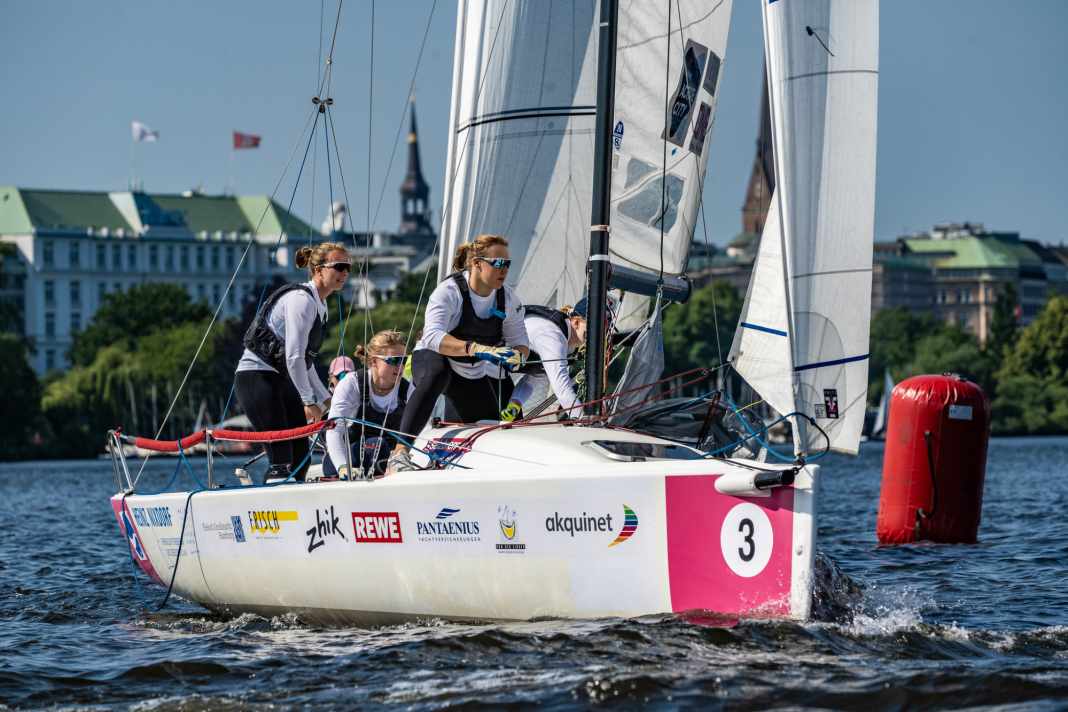 Navigare nella Helga Cup significa anche fare sport in un bellissimo stadio cittadino.