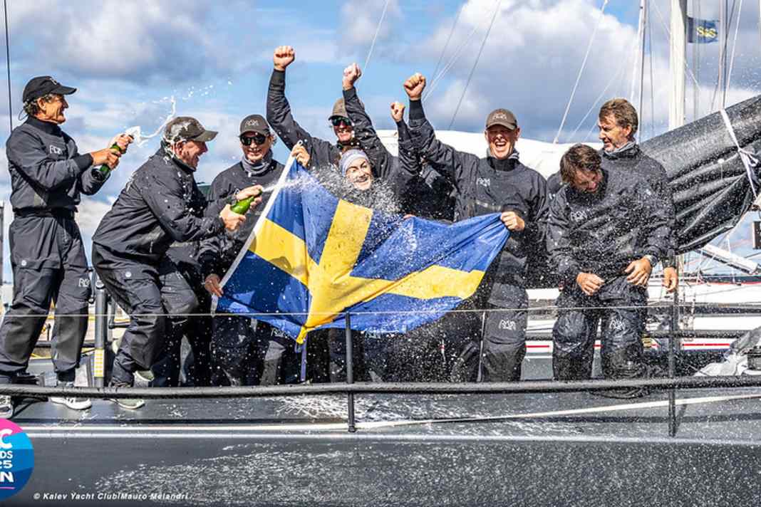 Il team RAN festeggia la sua vittoria come nuovo campione del mondo ORC in classe A.