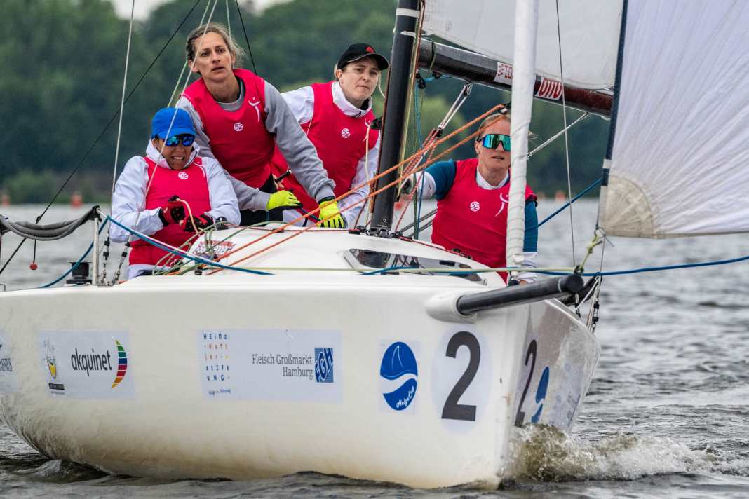 Sie kennen die Alster und sie können die Alster: Silke Basedow und ihre Crew gewannen den 9. Helga Cup.