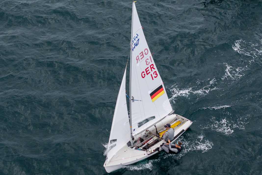 À l'issue des cinq manches de qualification du championnat du monde de 470 à Enoshima, Malte Winkel et Bente Batzing, portant le numéro de voile GER 13, occupent la deuxième place.