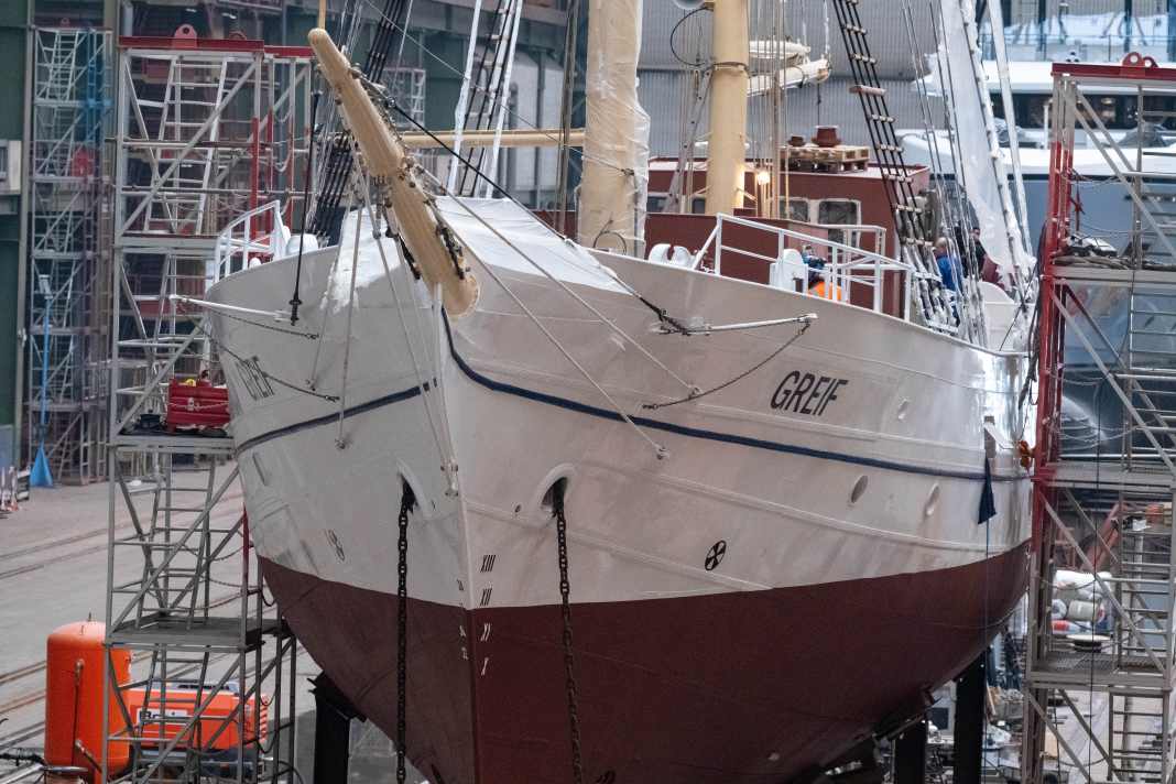 Die Grundsanierung ist weit vorangeschritten, aber noch nicht abgeschlossen. Zur Zeit steht die "Greif" in der Volkswerft Stralsund.