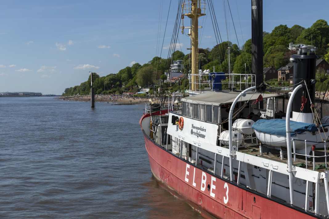 Das 45,10 Meter lange Traditionsschiff hat einen Tiefgang von 3,95 Metern und liegt aktuell in Oevelgönne in Hamburg. | Christopher Tamcke
