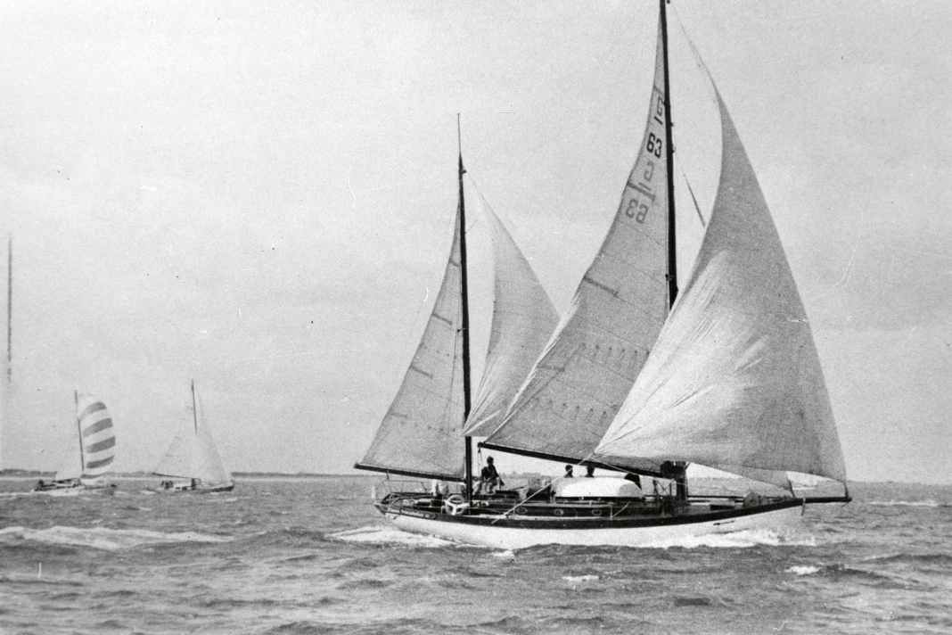 Il primo: nel 1934, la SKWB rilevò una nave dall'Imperial Yacht Club e la battezzò "Wappen von Bremen". La nave navigò per Brema fino al 1968.