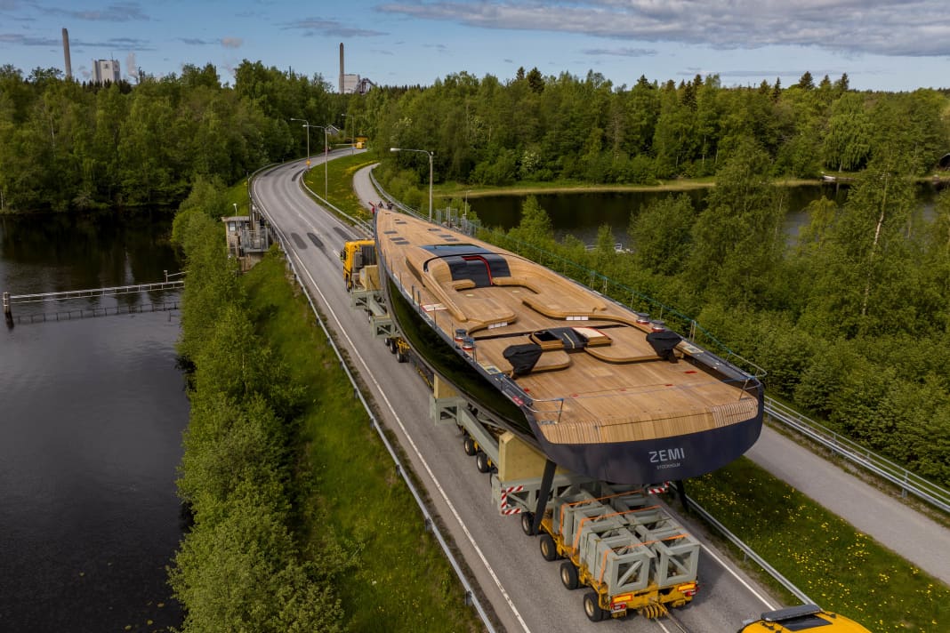 Wood to wood. "Zemi" crosses the Finnish birch forest on the two-hour journey to the Baltic quay in Jakobstad. Teak lies on the deck, superstructure, coaming and the entire cockpit
