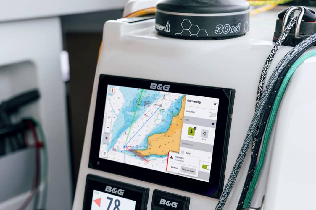 Zeus S sur un Dehler 30 od. Le traceur est adapté aux navigateurs de croisière et de régate, les fonctions non utilisées sont masquées.