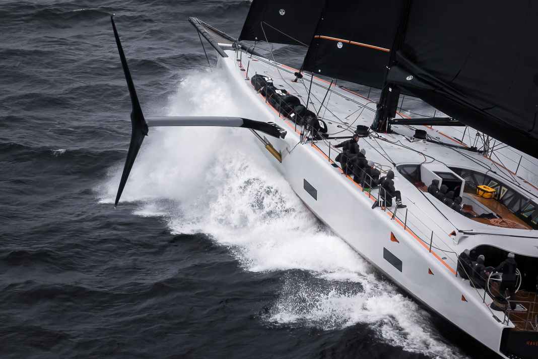 Die Baltic 111 „Raven“ nimmt erstmals am RORC Transatlantic Race von Lanzarote nach Antigua teil und hat mit Foils bereits die 30-Knoten-Marke geknackt.
