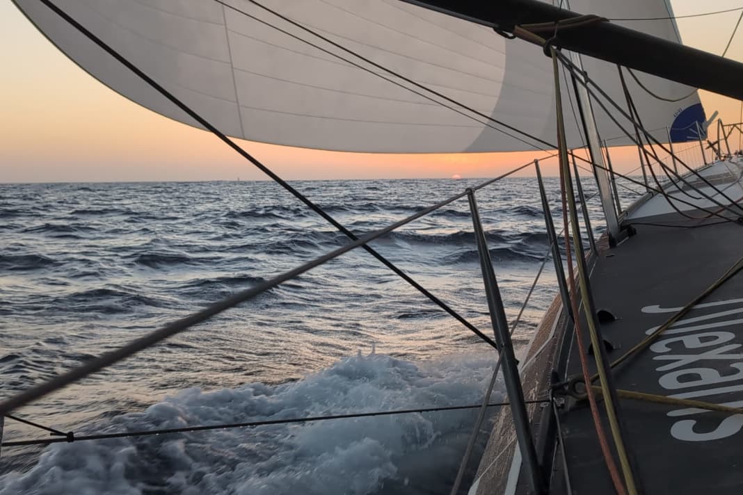 The view from "Nexans - Art & Fenêtres" across the Atlantic to the golden horizon