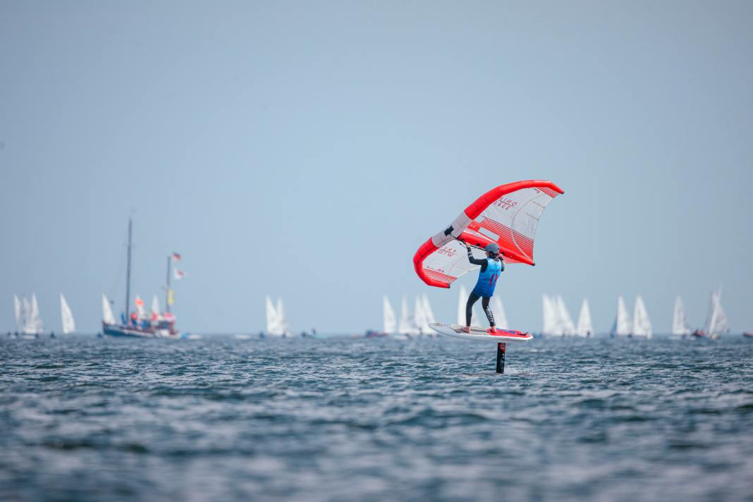 In the future, wingfoiling could be just as much a part of the standard programme at Kiel Week as the classic dinghies in the background