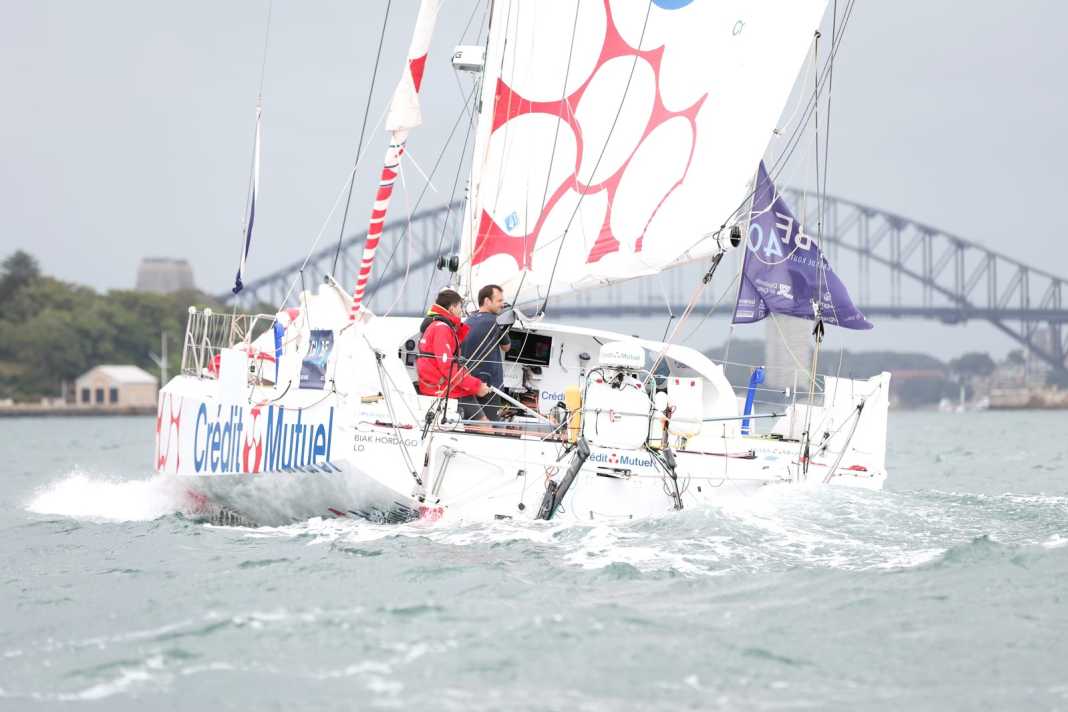 Alan Roberts and Antoine Carpentier start the fourth stage on "Crédit Mutuel".