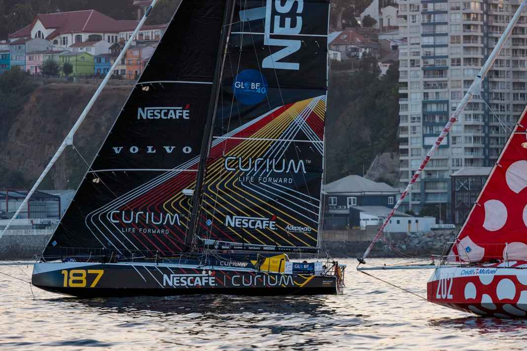 Team Belgium Ocean Racing – Curium und Team Crédit Mutuel kämpfen sich auf Etappe vier im Globe40 in der Flaute fast Bug an Bug dem Ziel entgegen.