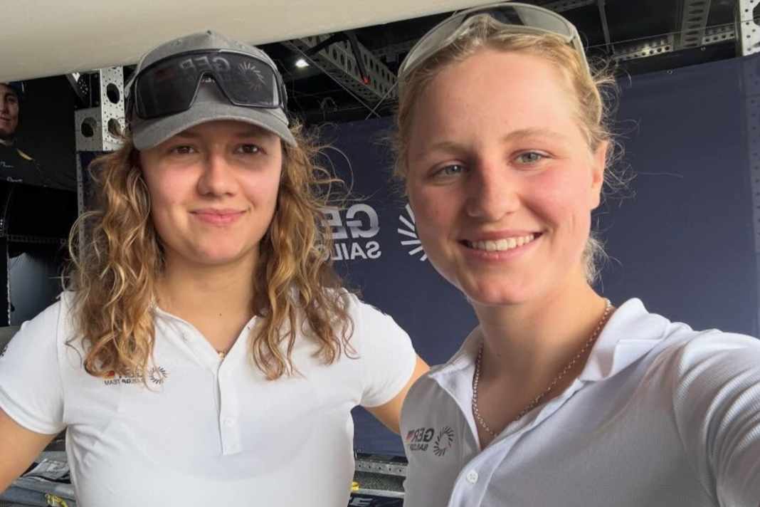 Anna Barth (à droite) et Emma Kohlhoff lors de l'Oracle Perth Sail Grand Prix.