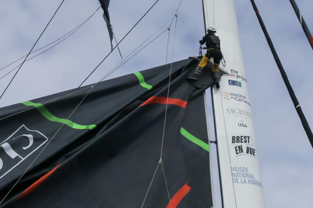 Lavoro duro ad altezze elevate: la randa a bordo di "Idec Sport" viene strappata nella volata finale del Jules Verne.