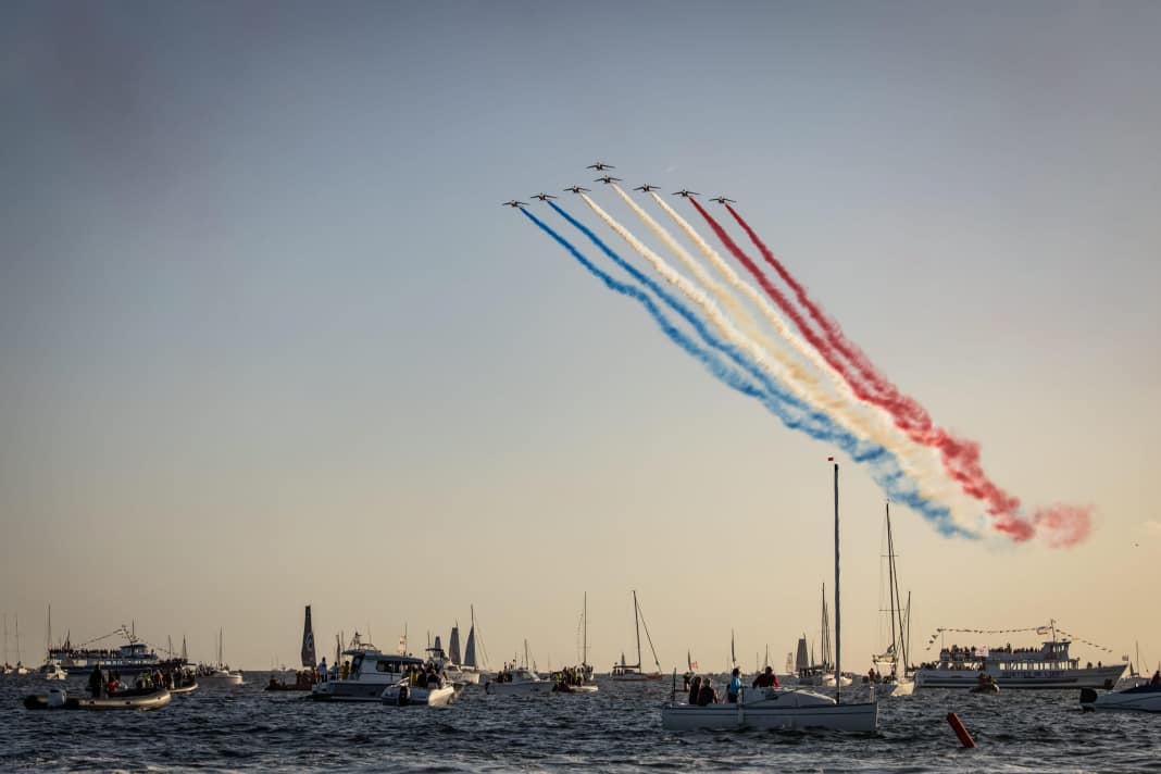 La France rend hommage à Charlie Dalin, son navigateur d'exception.