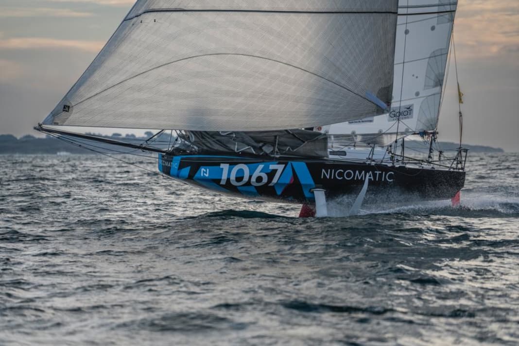 Caroline Boules Mini 6.50 ist ein Design von Sam Manuard, einem der gefragtesten Konstrukteure für Boote auf Foils. Er hat neben ihrem Mini auch einige der schnellsten Imoca 60 gezeichnet, darunter die spektakuläre "Charal 2" mit V-Rudern 