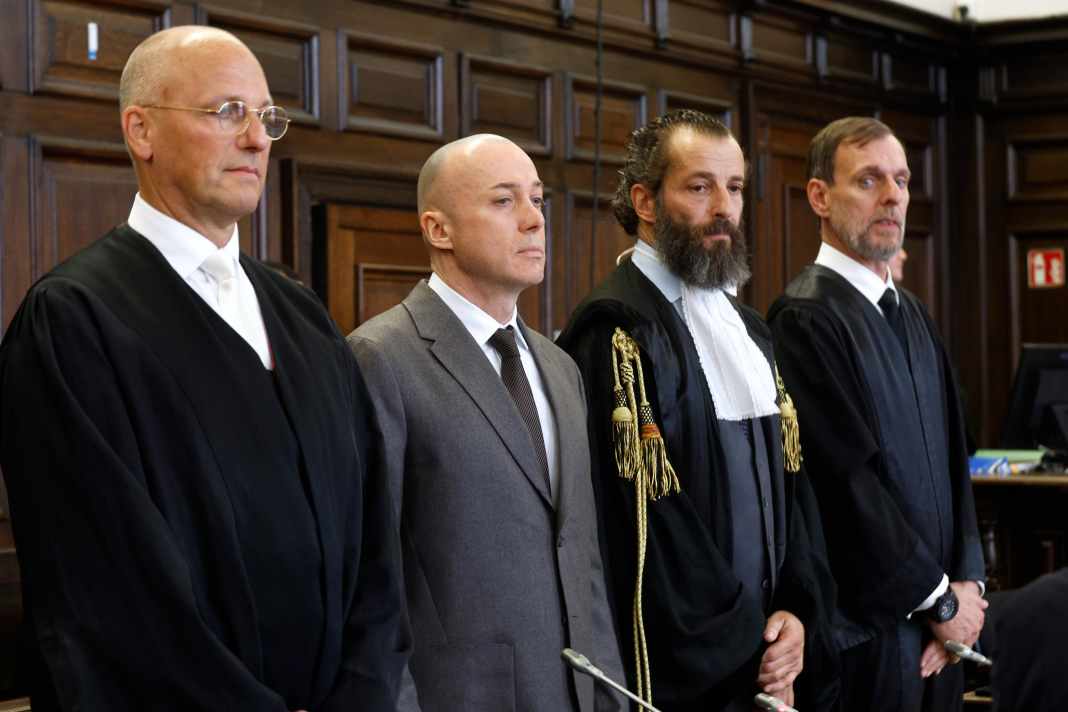 L'accusé, Serhij K., se tient entre ses avocats.