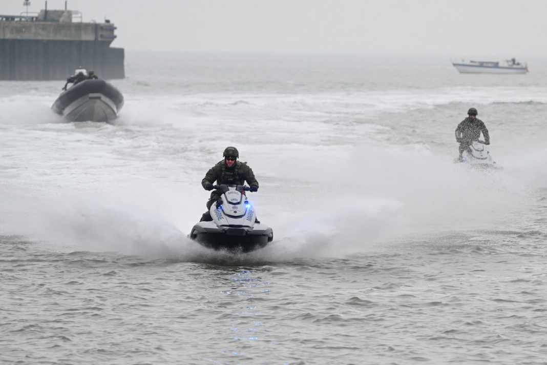 Die Marine hat sechs Jetski vom Typ „Biber“ angeschafft. Die Bilder zeigen die Vorführung des "Biber" im Marinestützpunkt Heppenser Groden in Wilhelmshaven. Drei Fahrzeuge sind für Wilhelmshaven vorgesehen, drei für Neustadt in Holstein.