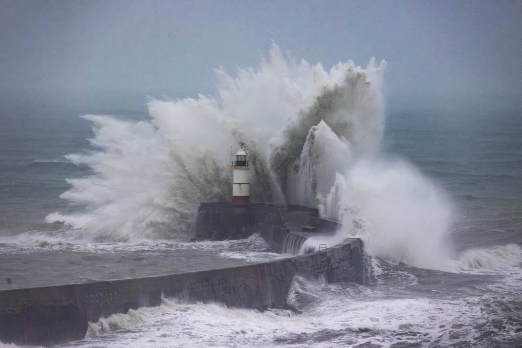 La tête de la jetée de Newhaven, dans l'East Sussex, doit résister aux vagues provoquées par la tempête Austen.