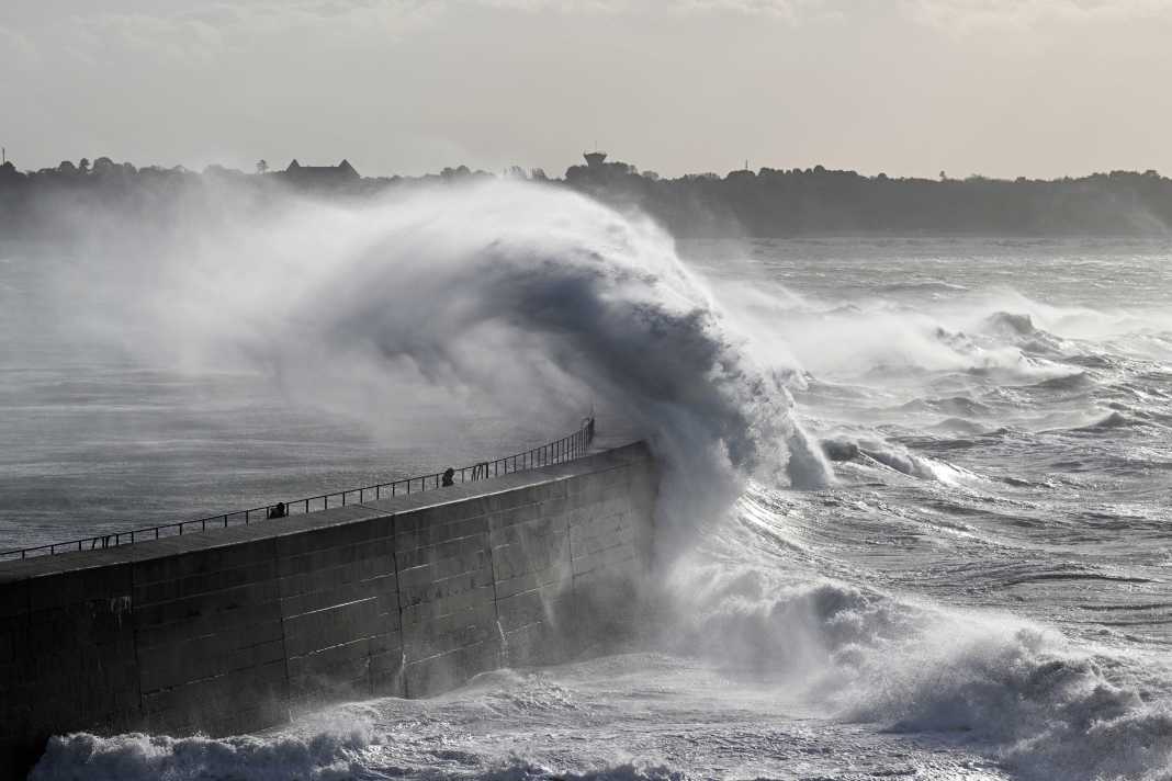 Die Mole von Saint-Malo wird komplett überspült.