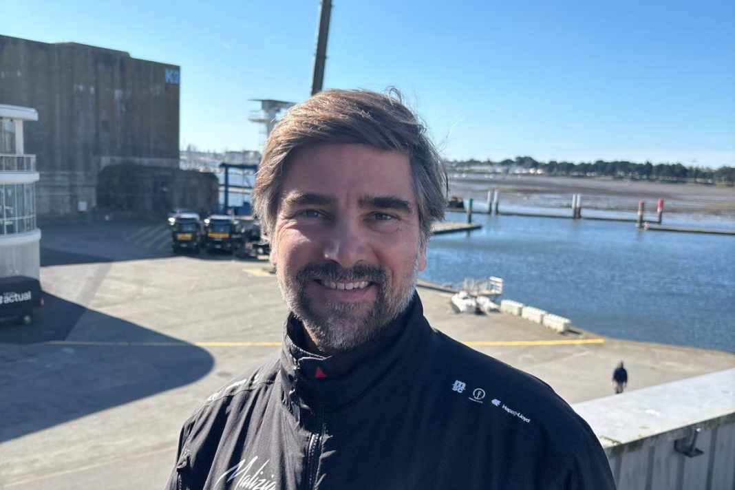 Boris Herrmann en mars à Lorient sur le toit du hangar de l'équipe Malizia.