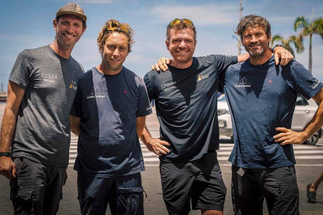 Interessant arrangiert von Fotograf Jean-Marie Liot: nicht in ihren Duos zusammen, sondern gemixt zeigen sich hier die beiden Top-Teams, die auf der sechsten und letzten Globe40-Etappe um den Gesamtsieg kämpfen (v.r.n.l.): Antoine Carpentier (Crédit Mutuel), Jonas Gerckens (Belgium Ocean Racing – Curium), Ian Lipinski (Crédit Mutuel) und Benoït Hantzperg (Belgium Ocean Racing – Curium) ringen im Finale auf Kurs Lorient um den Gesamtsieg.