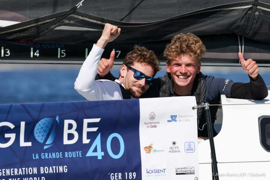 Felici e sollevati: Lennart Burke e Melwin Fink hanno tagliato il traguardo della sesta e ultima tappa di Globe40 al largo di Lorient il 17 aprile.