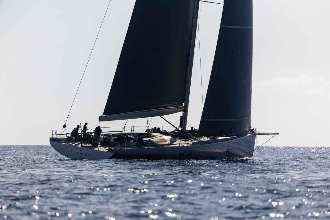 „Tilakkhana II“, die alte „Magic Carpet 3“, war nach knapp 30 Stunden First Ship Home. Den 100-Fußer segelten ...