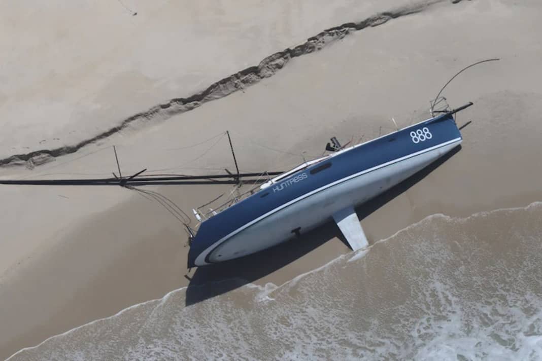 Die 12-Meter Yacht "Huntress" wurde nach einem Ruderbruch am Christmas Beach auf Cape Barren Island angespült