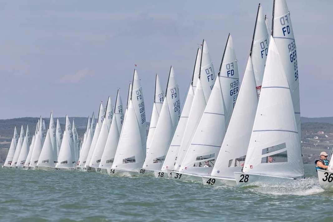 Das Flying-Dutchman-Feld an der Startlinie. Ähnlich wird es auf dem Steinhuder Meer aussehen.