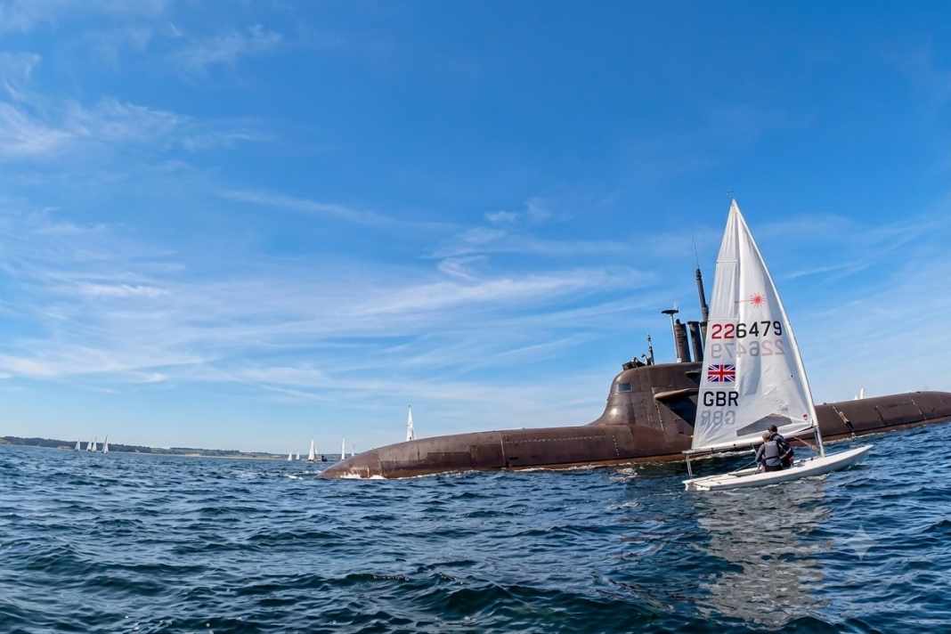 Während der Kieler Woche fuhr ein aufgetauchtes U-Boot auf dem Weg von Eckernförde nach Kiel durch die auf Wind wartenden Ilcas. Die Szene wurde von einem der Segler gefilmt und ging anschließend viral.