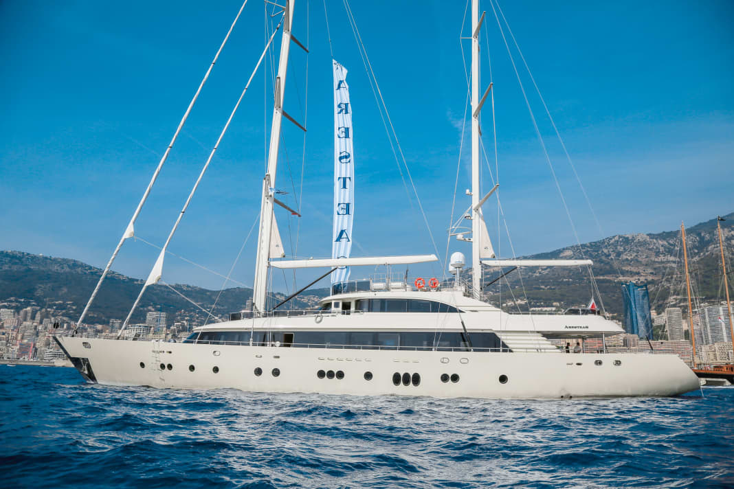 75e Aresteas : le planeur à moteur avec un volume intérieur de 488 Gross Tons offre un cinéma et un grand arsenal de tenders et de jouets. Le chantier naval turc a laminé aussi bien la coque que les superstructures en bois selon le procédé Cold-Molded. Ridade Tuncel et Aldo Viani ont fourni le design. "Aresteas" cherche depuis longtemps un nouveau propriétaire, dernièrement pour 12,5 millions d'euros - trois millions d'euros de moins que ce qui était prévu pour 2019.