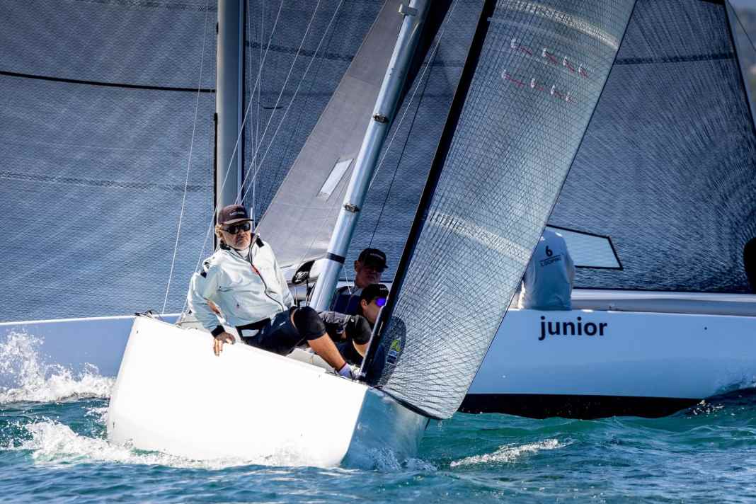 Normalerweise kommt, sieht und siegt Markus Wieser bei seinen Einsätzen. Bei dieser Leichtwind-EM der Sechser aber musste sich die Crew um "Momo"-Eigner Dieter Schön gleich zwei Crews beugen, war mit Bronze "nicht ganz zufrieden".