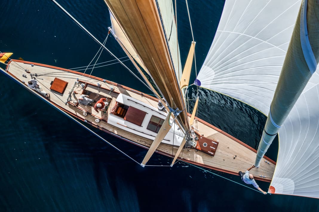Hot needle. The impressive length-to-width ratio of the skerry cruiser "Gustaf" is particularly evident from the rigging