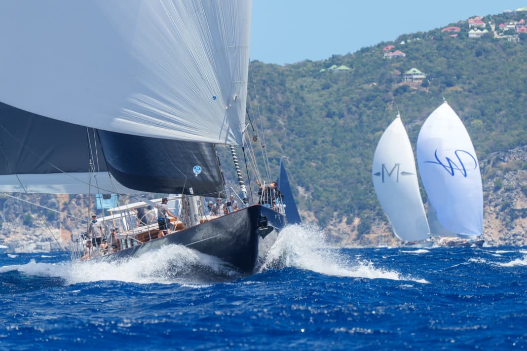 As the bucket is launched from a kangaroo start, the "little ones" sometimes sail right at the front. Here, the two Royal Huisman slips "Action" (37 m, l.) and "Wisp" (48 m) are ahead of the Vitters ketch "Meraki" (49 m)