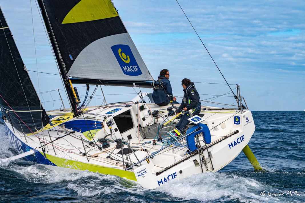 I vincitori della categoria a due, Hugo Dhallene e Chloé Le Bars, a bordo del Figaro Bénéteau 3 “Skipper Macif 2026”.