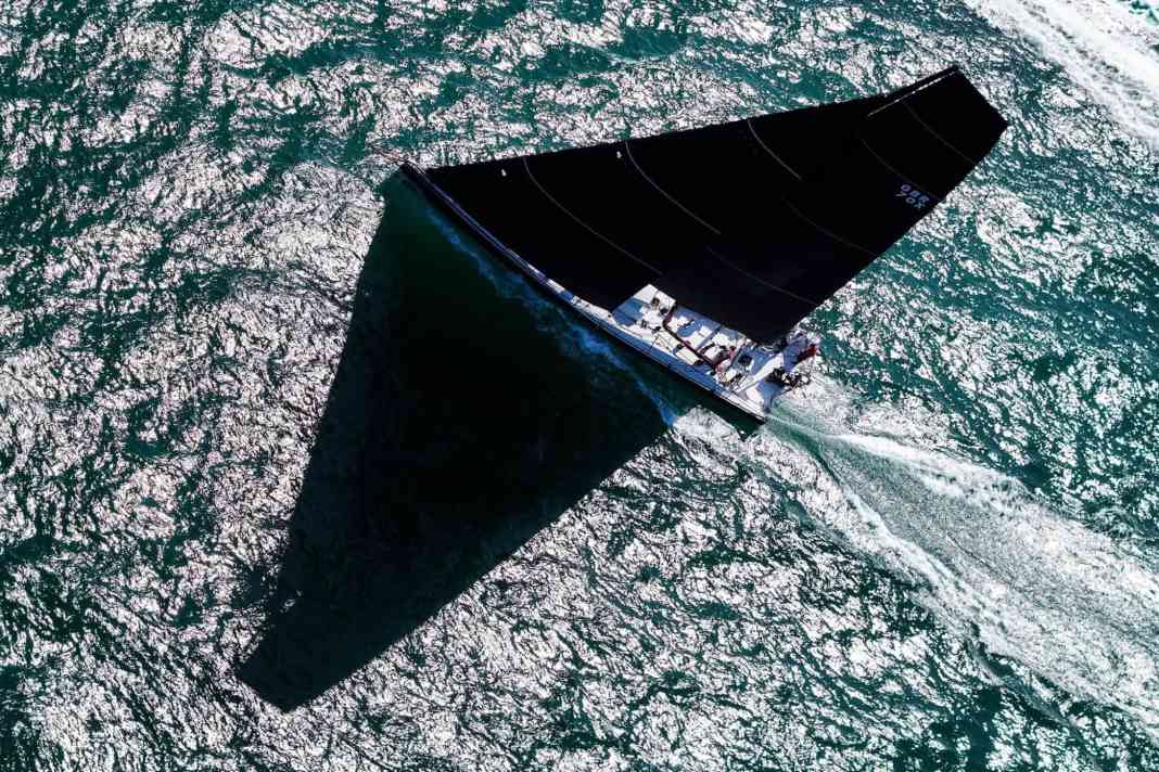 Die britische VO70 "Pace" wurde 2011 gebaut und ist das größte Boot der Flotte im Round Britain & Ireland Race.