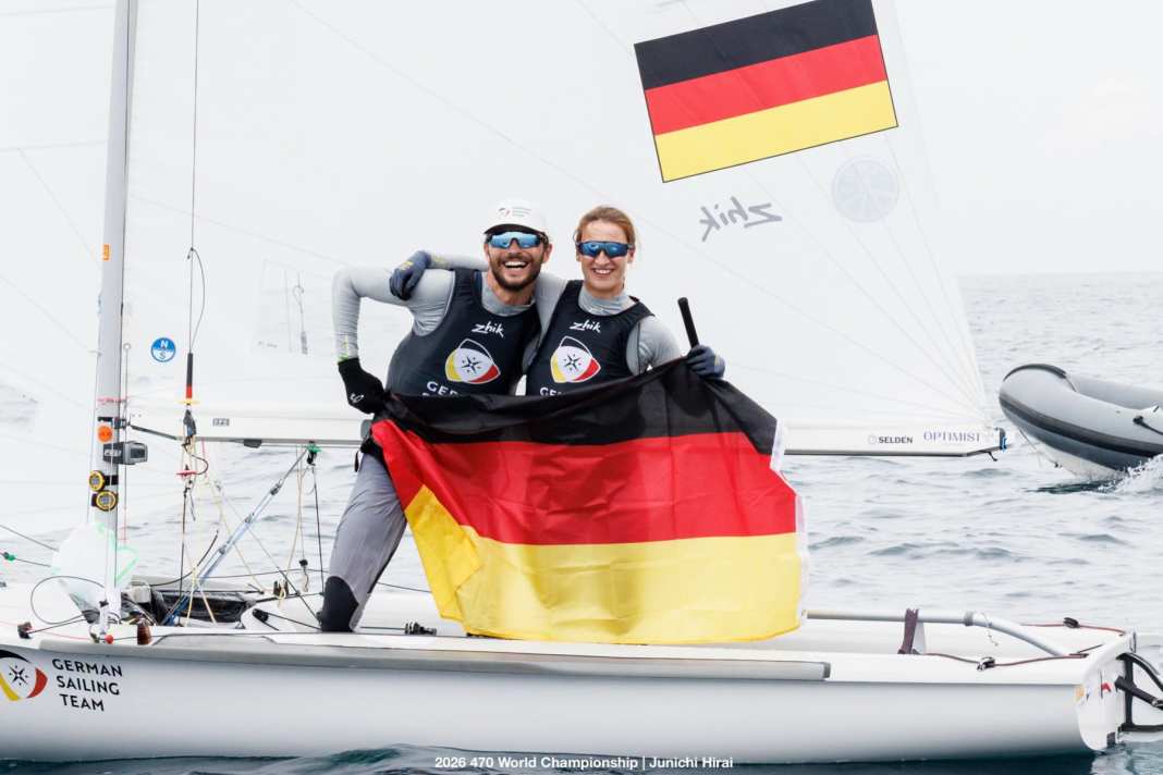 Die strahlenden WM-Silbermedaillengewinner Theresa Löffler und Christopher Hoerr nach den beiden finalen Medaillenrennen noch auf dem Wasser.