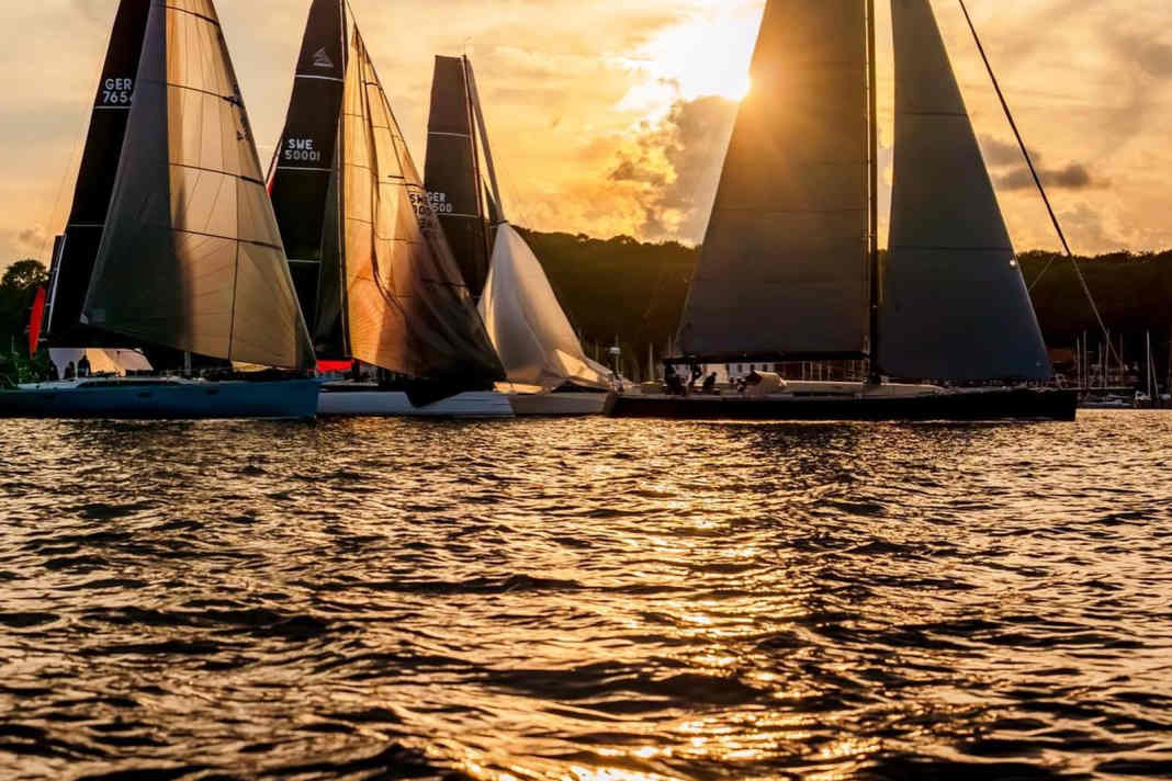 Im goldenen Licht legten die Crews in Kiel los.
