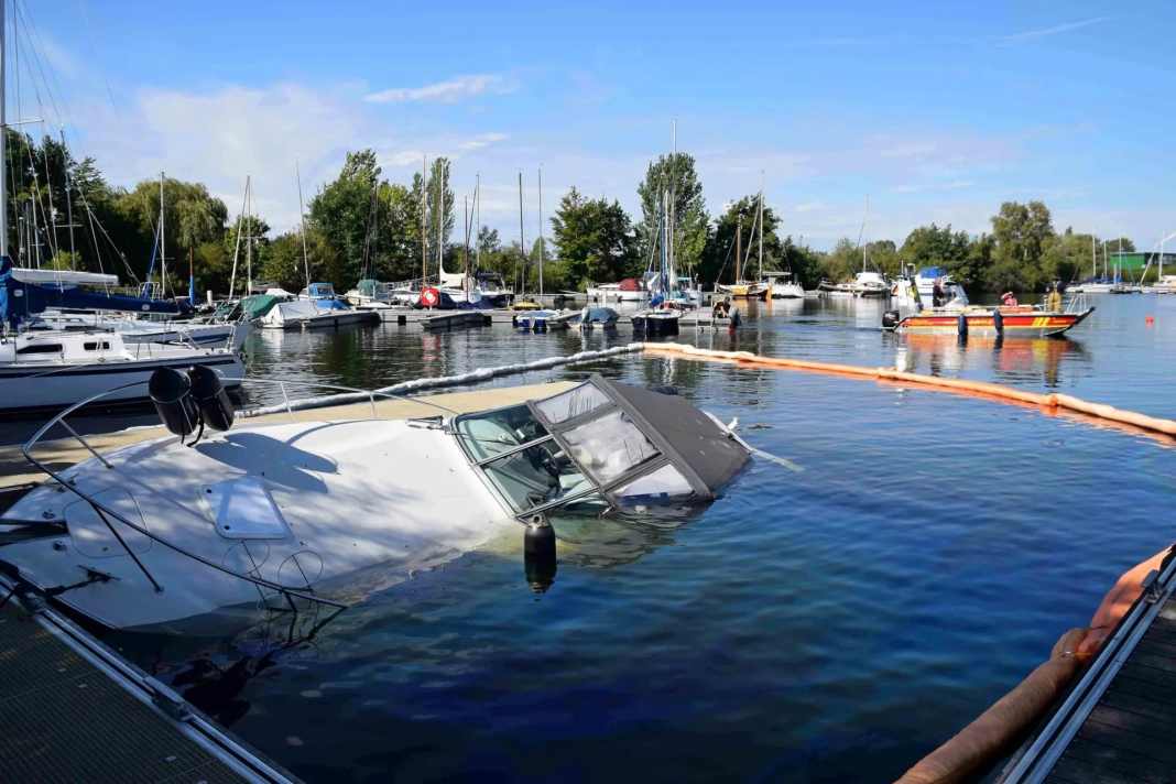 Das Motorboot ist nach der Öffnung der Ventile in der Box gesunken.