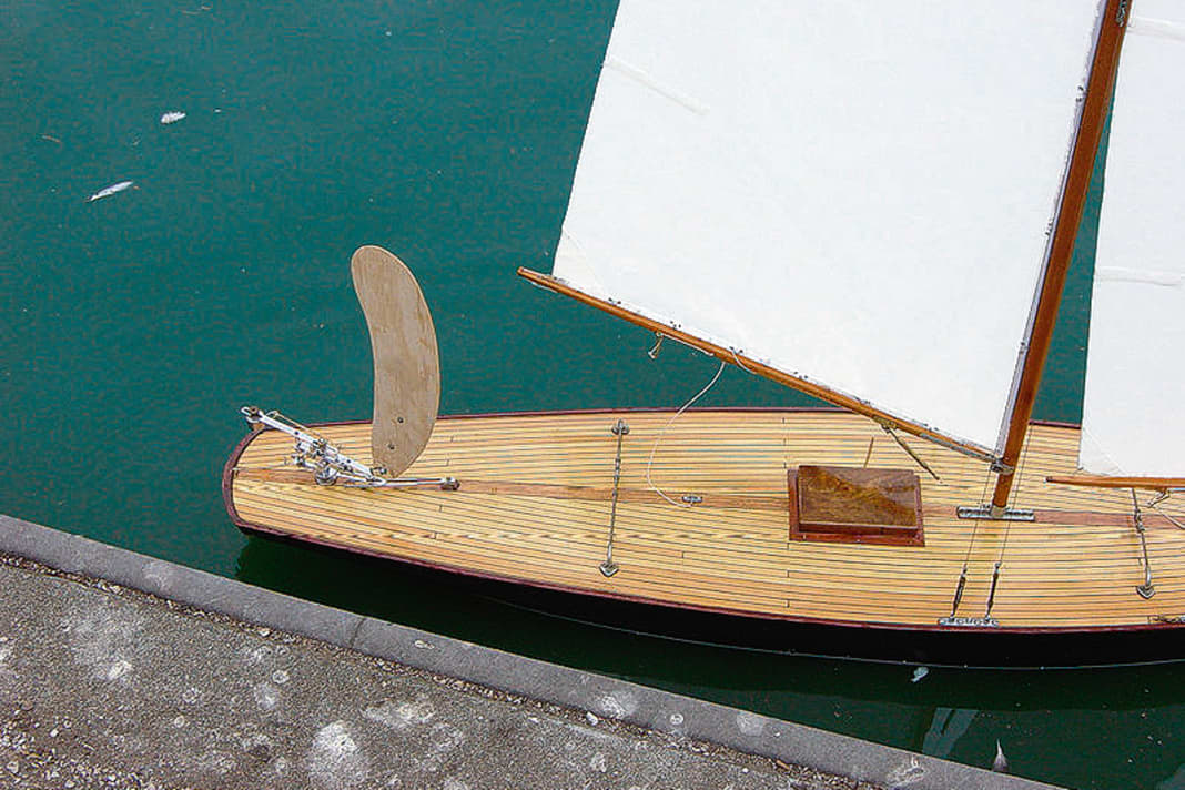 1875: Die erste Windsteueranlage wurde von keinem Geringeren als Nathanael Herreshoff persönlich entwickelt – für einen Modellkatamaran, denn es gab noch keine Fernbedienungen. Die Windfahne bestand aus einer Truthahnfeder. Das System wurde jedoch erst 1919 in der Modellbauszene bekannt