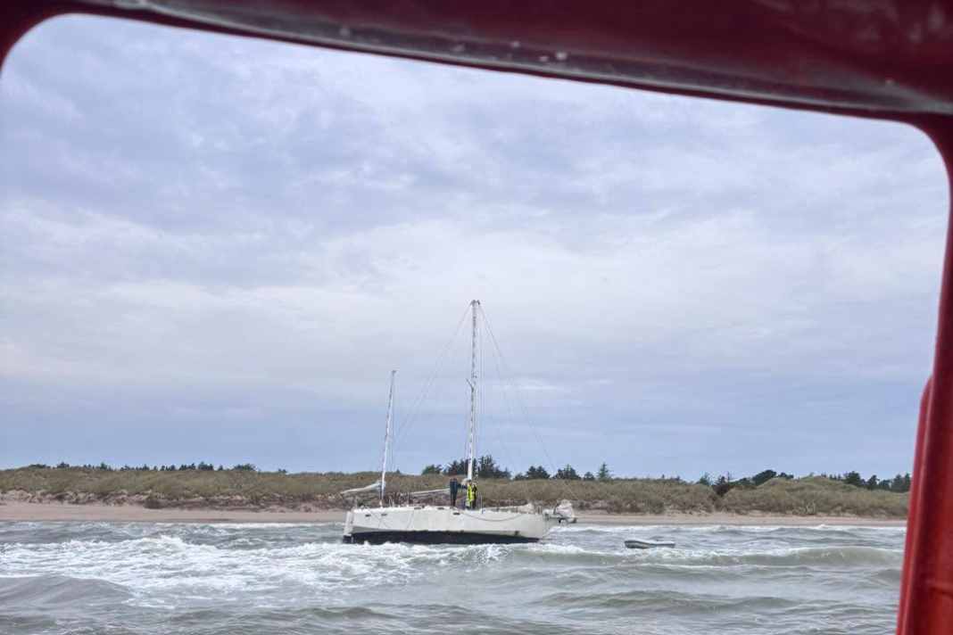 Die Stahlyacht auf dem Strand.