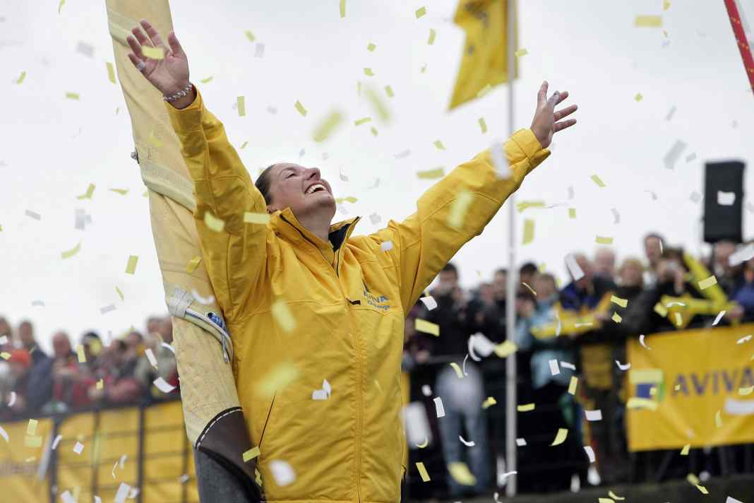 Dee Caffari a prua del suo yacht al ritorno nella città natale di Southampton nel maggio 2006