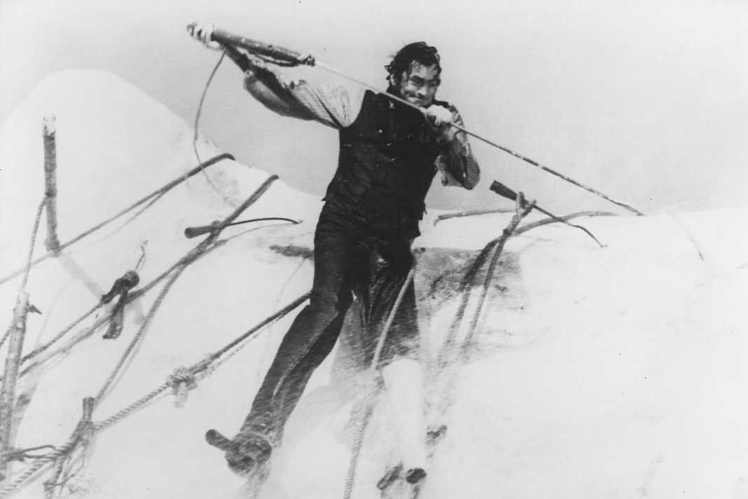 Gregory Peck combatte il capodoglio bianco Moby Dick nei panni del capitano Achab nel famoso film classico.
