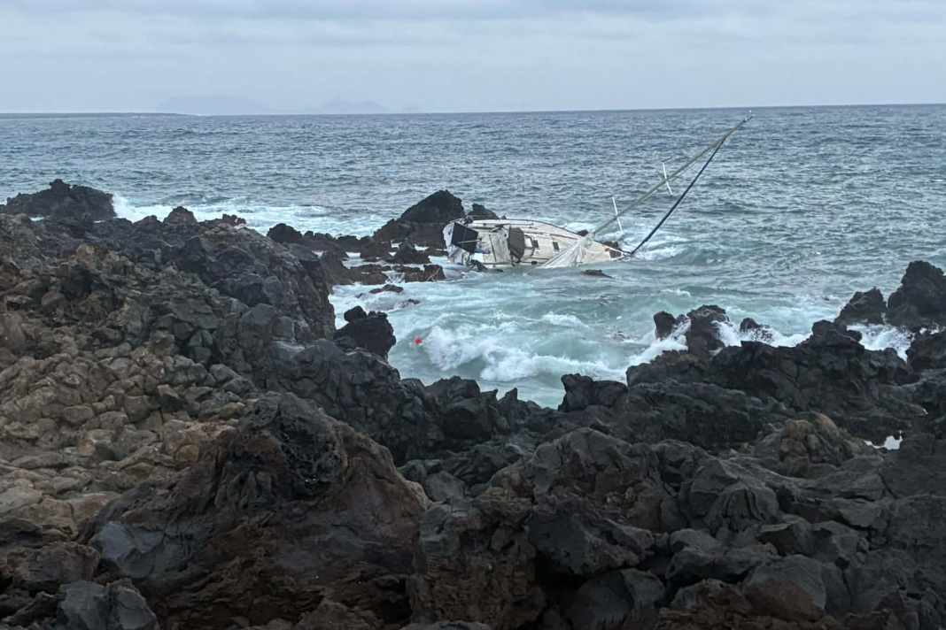 Die auf die Felsen geratene Segelyacht.